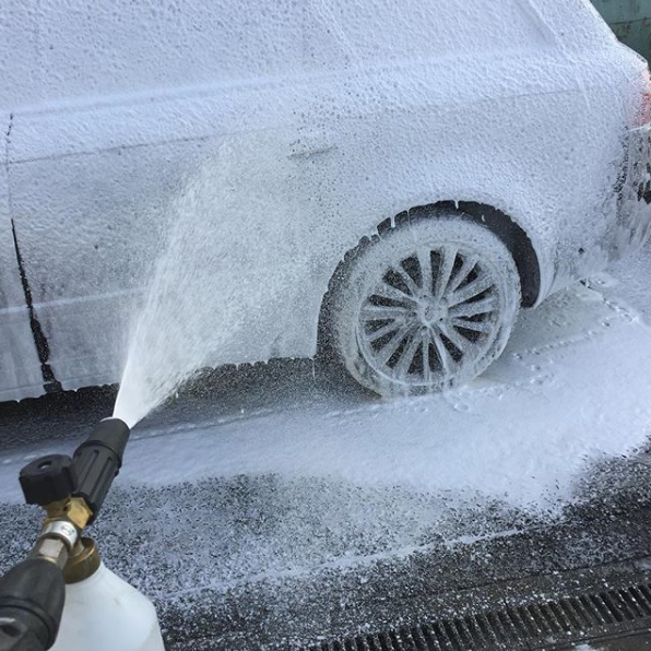 Mytí auta šamponem
